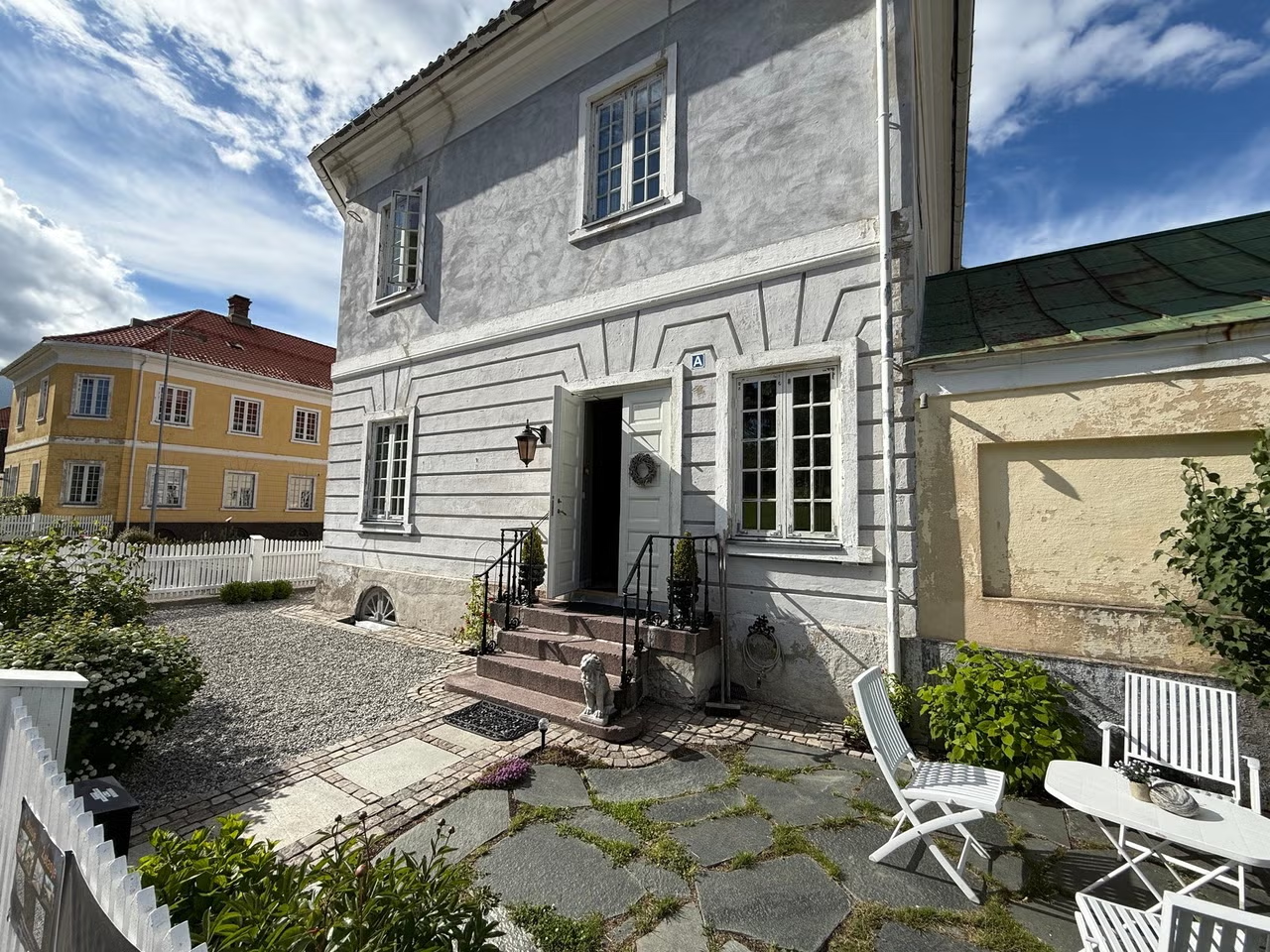 Fasaden og inngangen til leiligheten